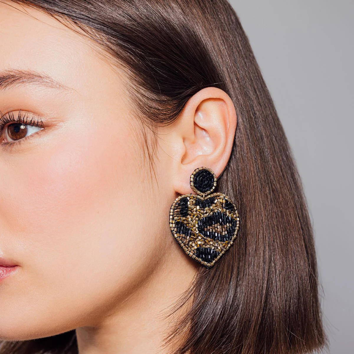 Boucles d'oreilles cœurs brodés Léopard félin - Image 2